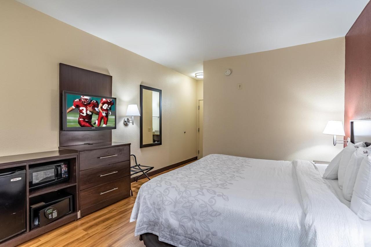 Red Roof Plus+ - Phoenix Airport Hotel 3*