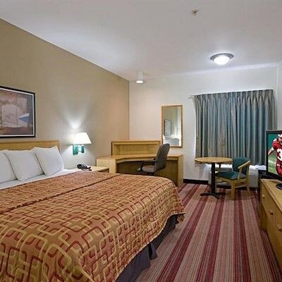 Red Roof Plus+ - Phoenix Airport Hotel Tempe