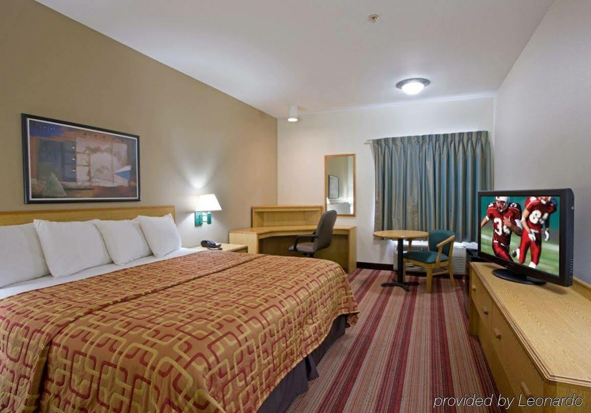 Red Roof Plus+ - Phoenix Airport Hotel